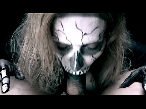 ❤️ Demon djevojka siše kurac svojim crnim ustima i guta spermu. Samo porno u pornografiji hr.milf300com.ru ❤